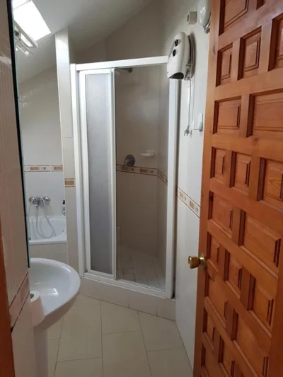Room at Robert's, in a Shared House — foto 8