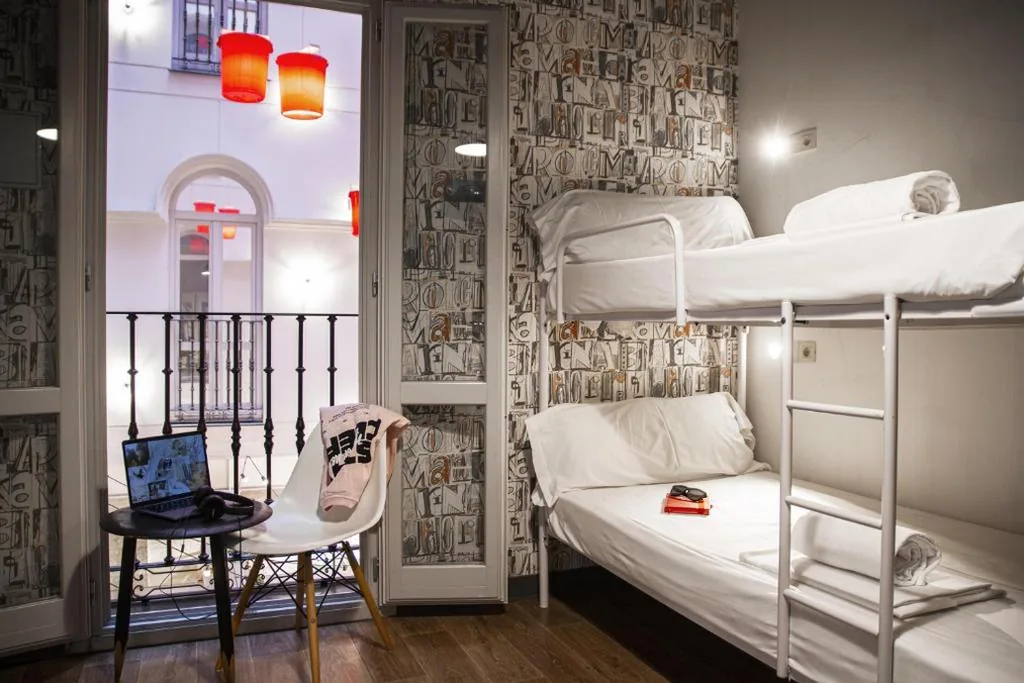 Posto letto in dormitorio femminile con 4 letti e bagno privato — Room Chueca