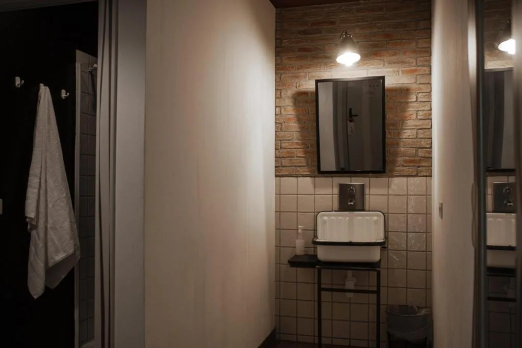 Posto letto in dormitorio femminile con 6 letti e bagno privato — Room Chueca