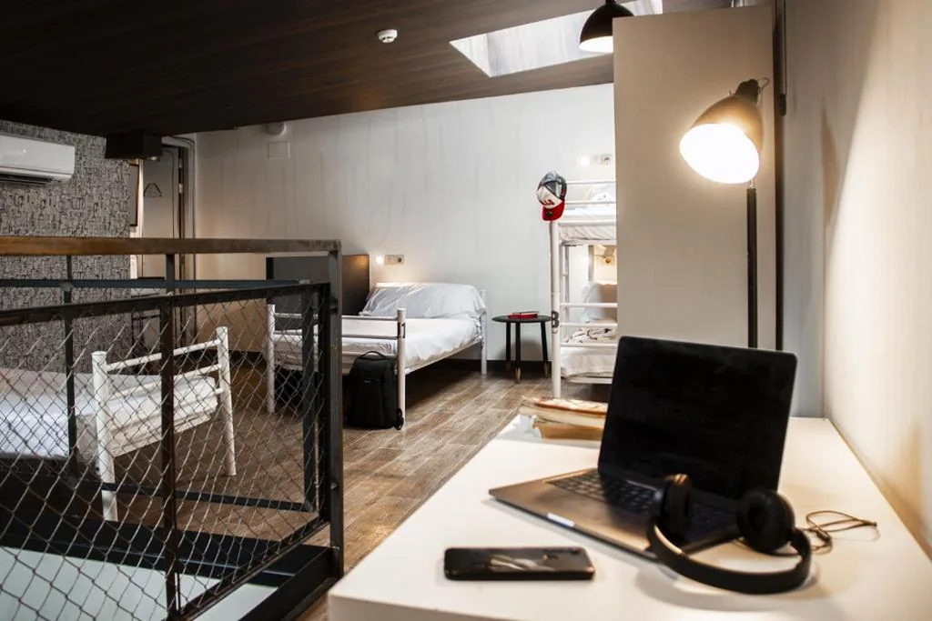 Posto letto in dormitorio misto duplex da 11 letti con bagno privato — Room Chueca