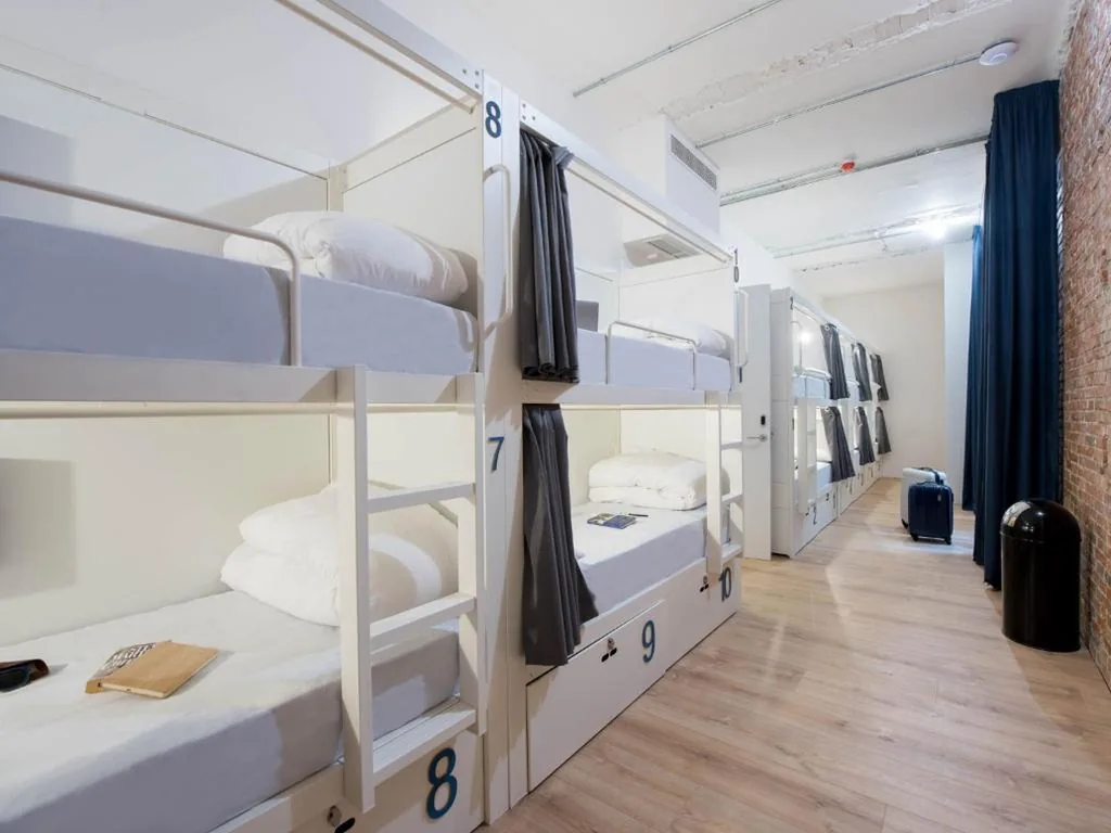 Cama en habitación compartida mixta de 10 camas — Room Gran Vía