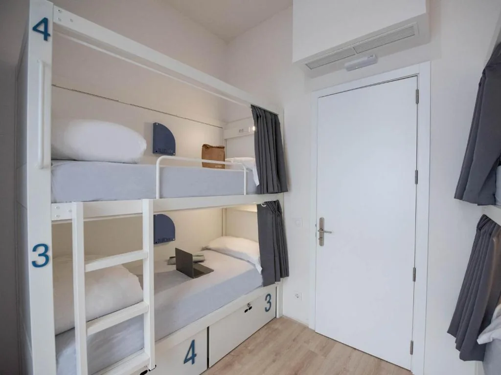 Cama en habitación compartida mixta de 4 camas — Room Gran Vía