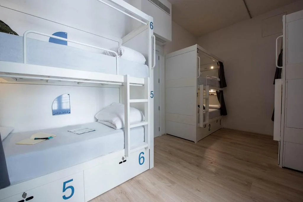 Cama en habitación compartida mixta de 6 camas — Room Gran Vía