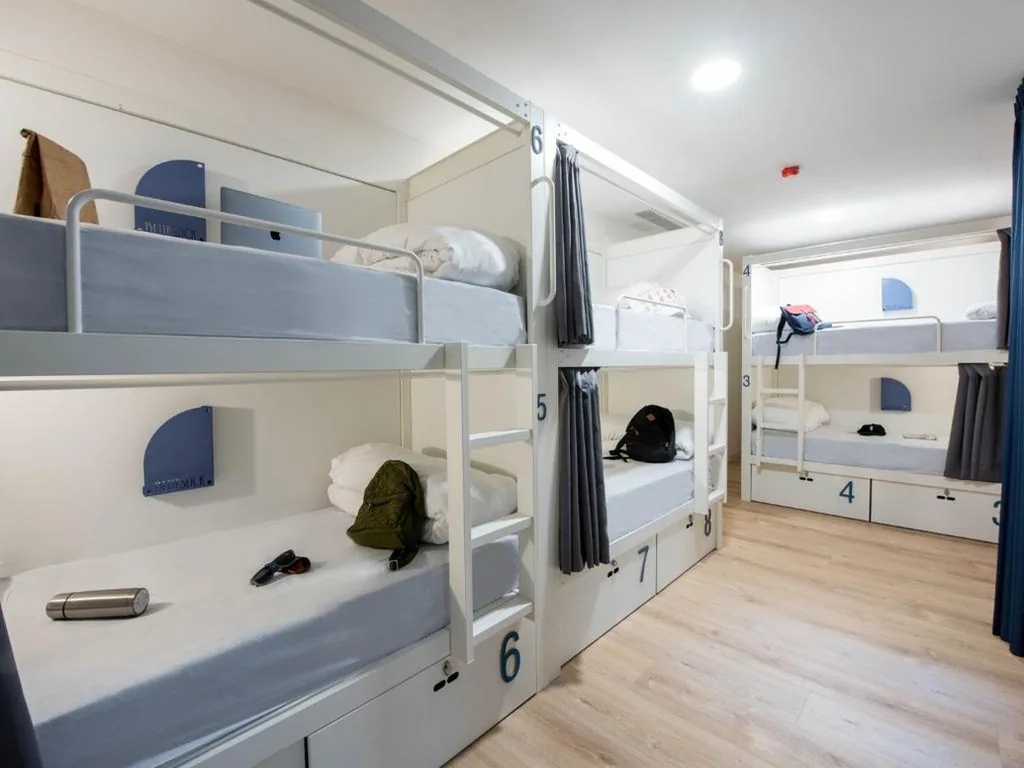 Cama en habitación compartida mixta de 8 camas — Room Gran Vía