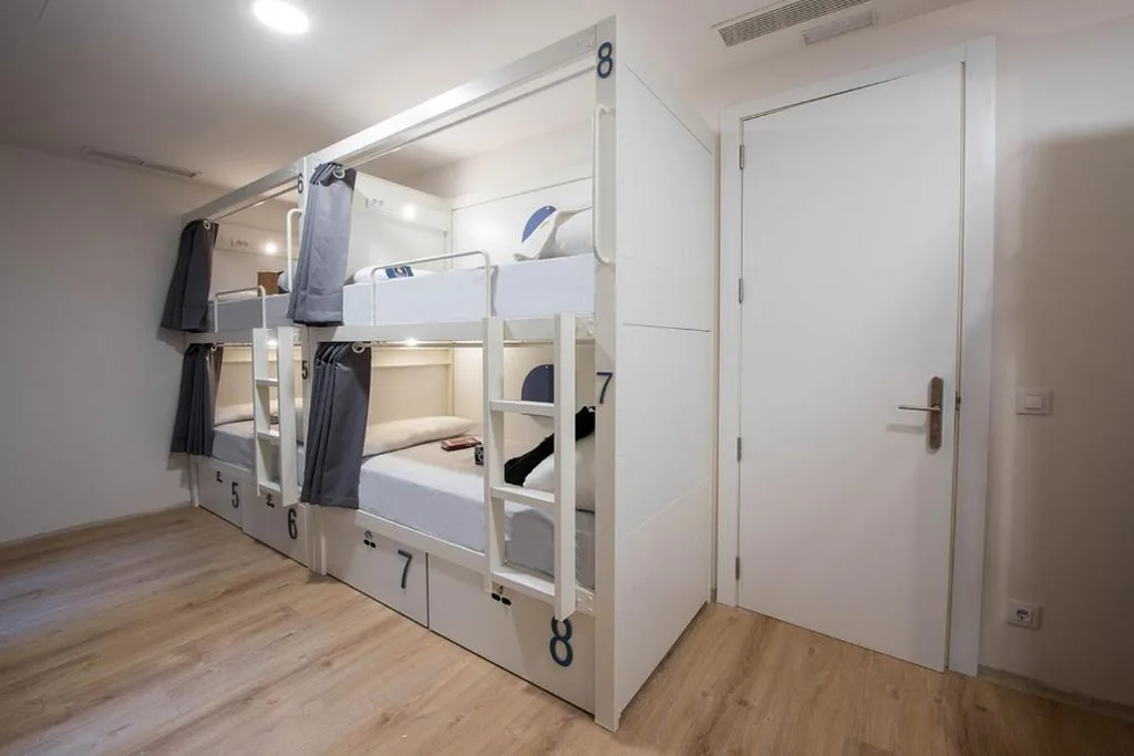 Cama individual en un dormitorio compartido femenino de 8 camas — Room Gran Vía