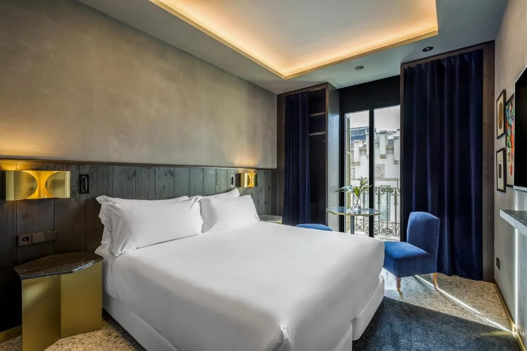 バルコニー付きスタンダードダブルルーム — Room Mate Collection Gerard, Barcelona