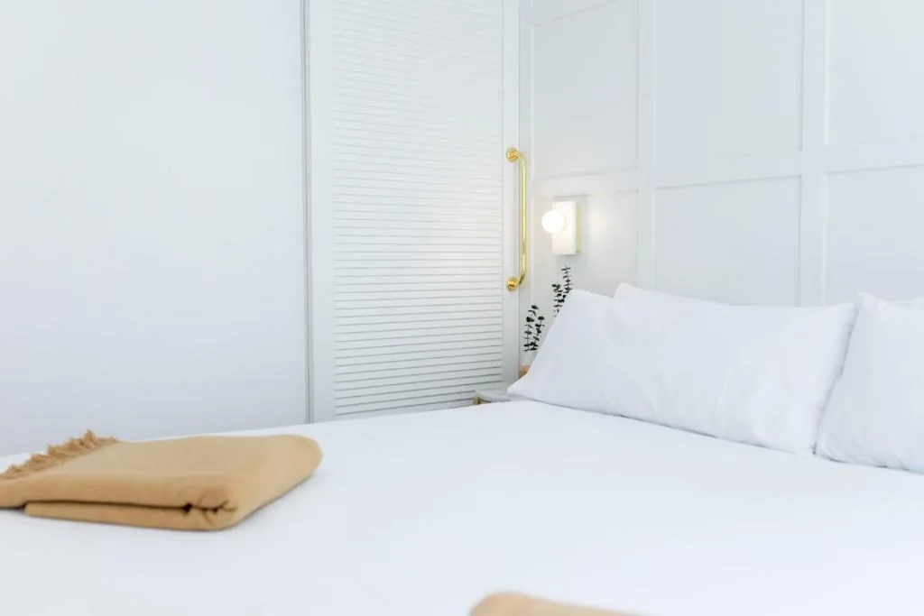 Habitación con cama extragrande. — Room Mate Cosmo - City Centre, Valencia