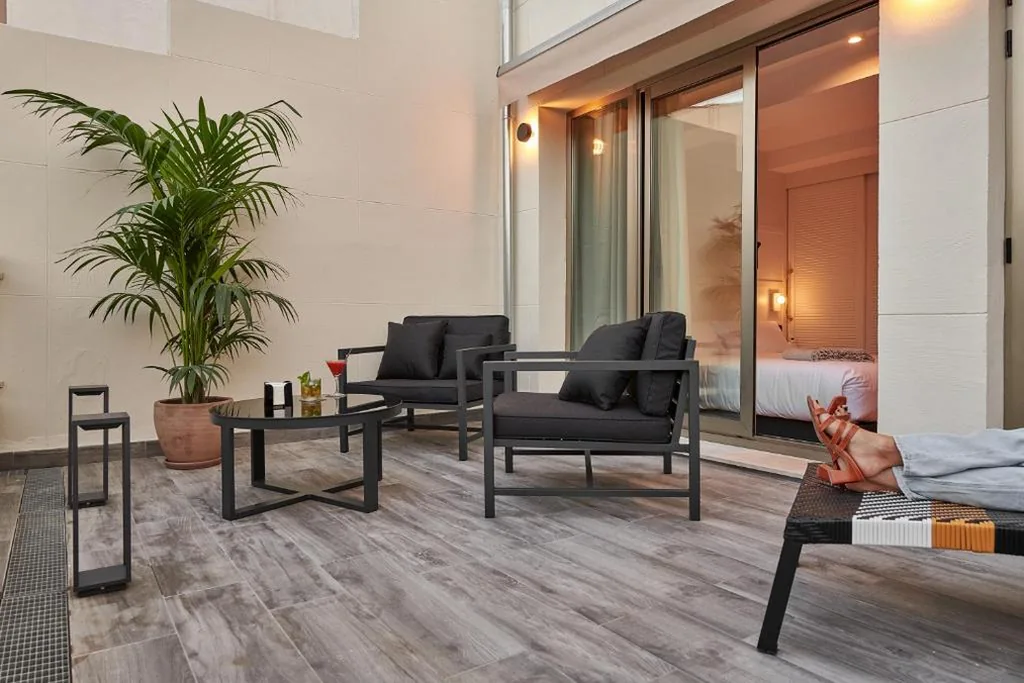 Habitación Doble Superior con terraza — Room Mate Cosmo - City Centre, Valencia