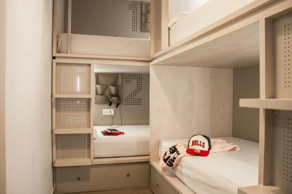Cama en habitación compartida femenina de 4 camas con baño privado — Room Salvador