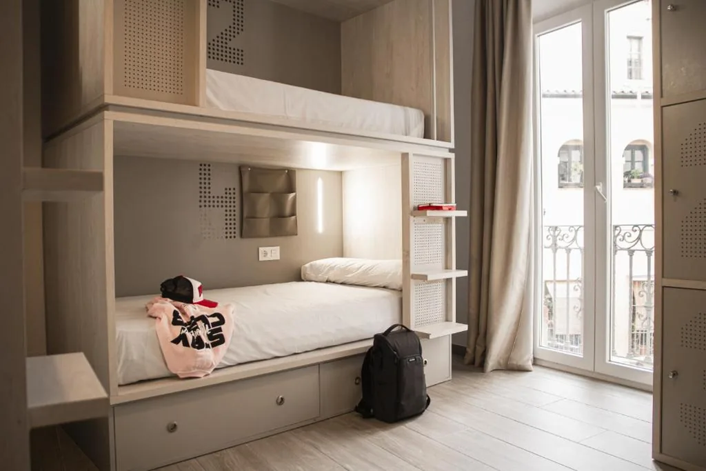 Cama en habitación compartida mixta con 4 camas y baño privado — Room Salvador