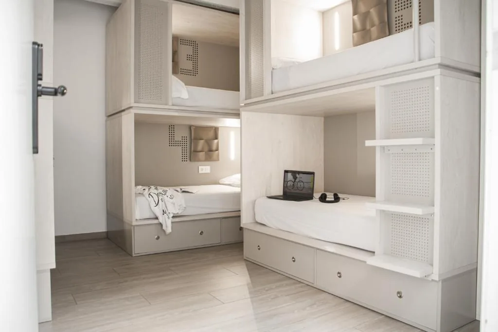 Cama en habitación compartida mixta con 6 camas y baño privado — Room Salvador