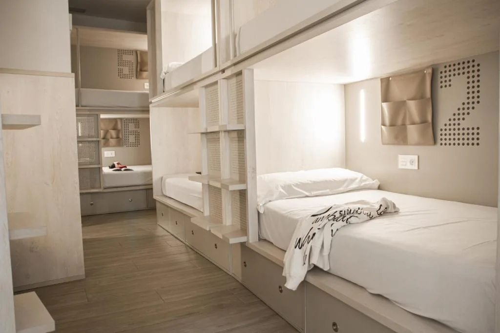 Cama en habitación compartida mixta de 8 camas con baño privado — Room Salvador