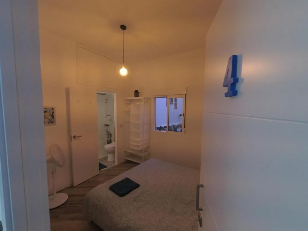 Doppelzimmer mit eigenem Bad — Room with Private Bathroom - Vivienda Vacacional Out of Blue
