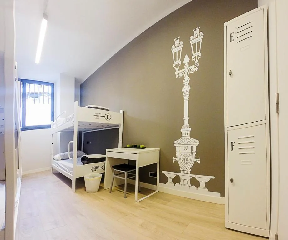 Bett im gemischten Schlafsaal mit 6 Betten — Room018BCN