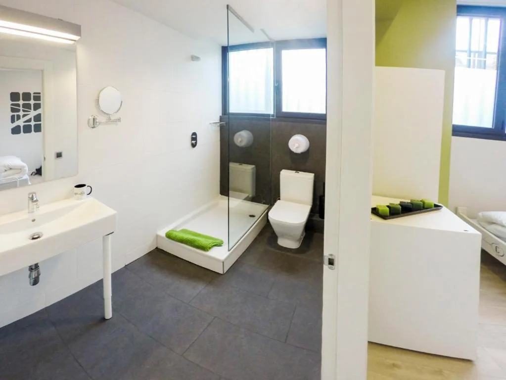 Doppelzimmer mit eigenem Bad – 2 Betten — Room018BCN