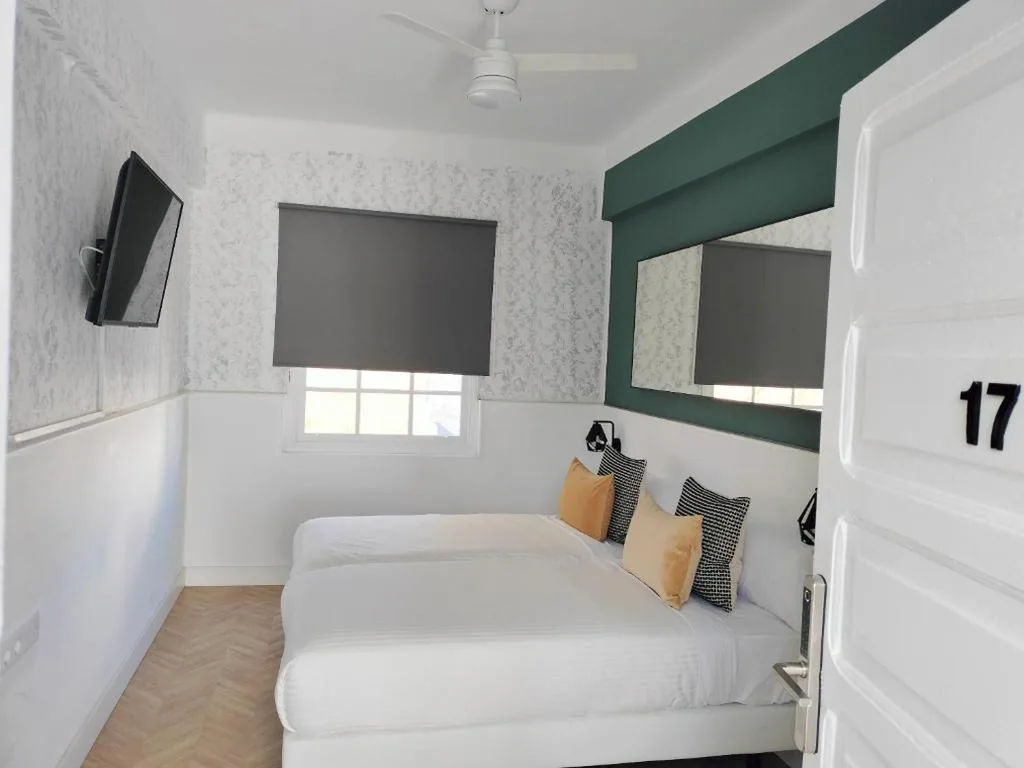 Tweepersoonskamer met gedeelde badkamer — Room27- city center