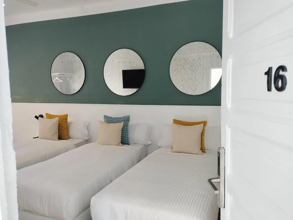Driepersoonskamer met gedeelde badkamer — Room27- city center