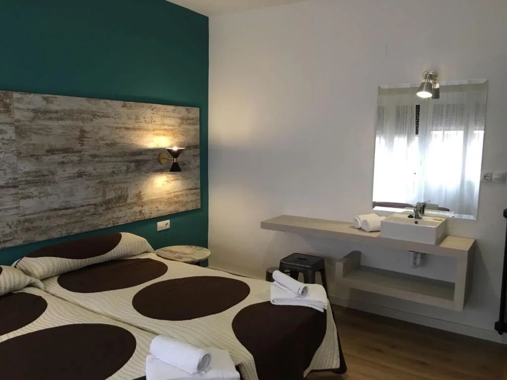Habitación Triple con baño compartido — RoomConcept Hostel