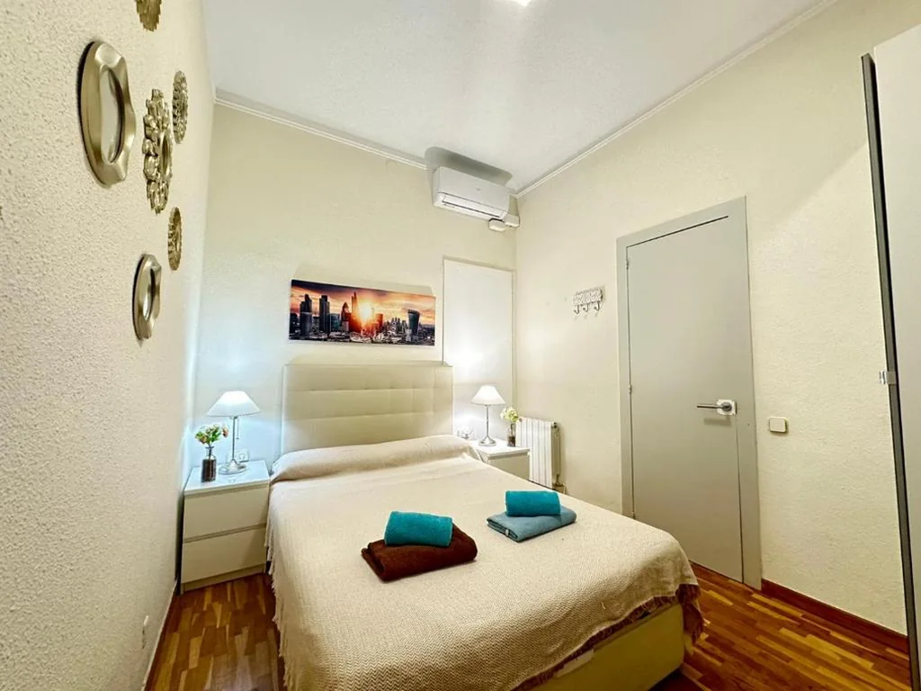 Camera doppia con bagno in comune — Rooms Aribau