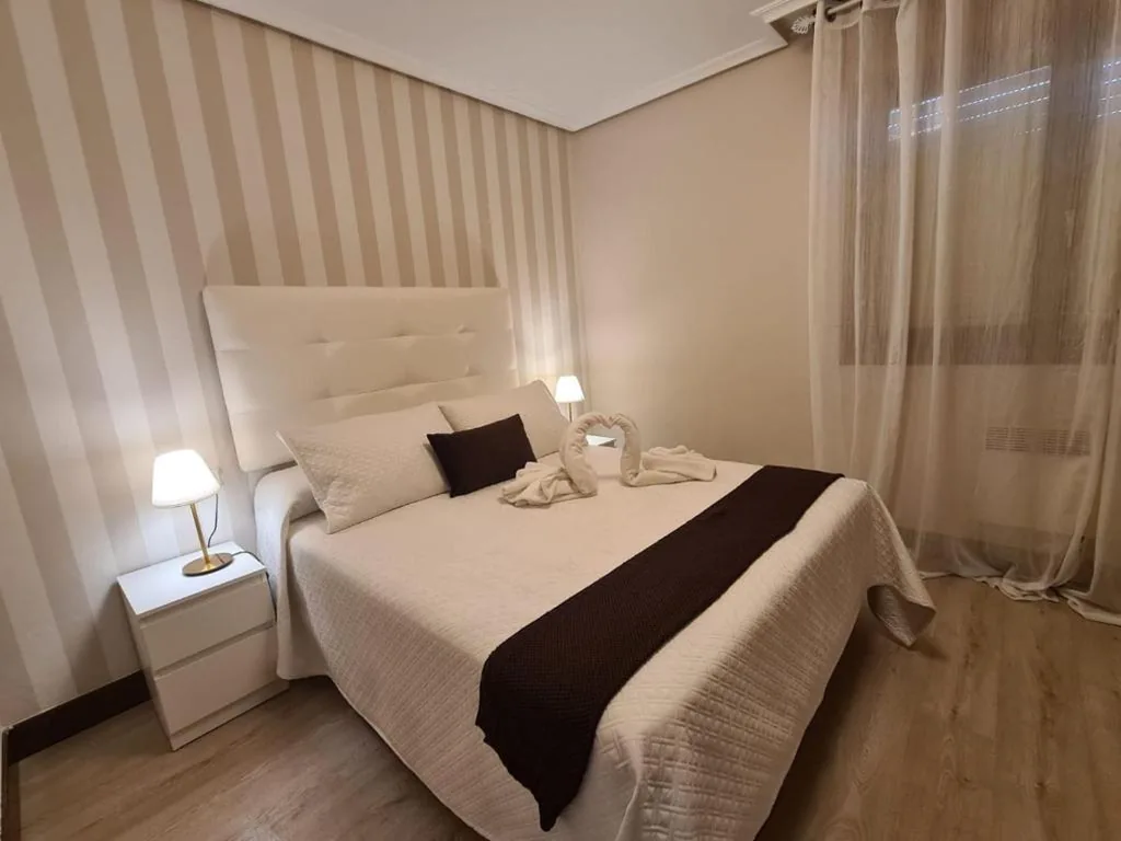 Zimmer mit großem Doppelbett — Rooms Castro Centro