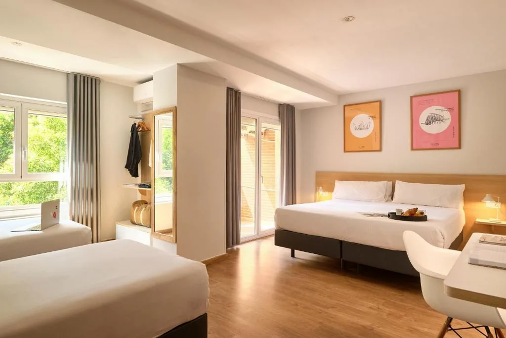 Vierbettzimmer mit Balkon — Rooms Ciencias