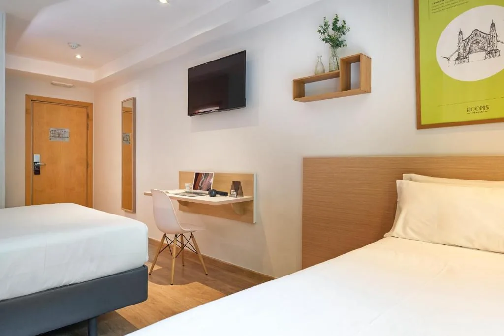 Dreibettzimmer mit Balkon — Rooms Ciencias