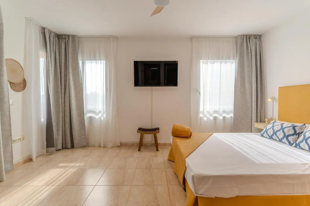 Großes Doppelzimmer — Rooms City