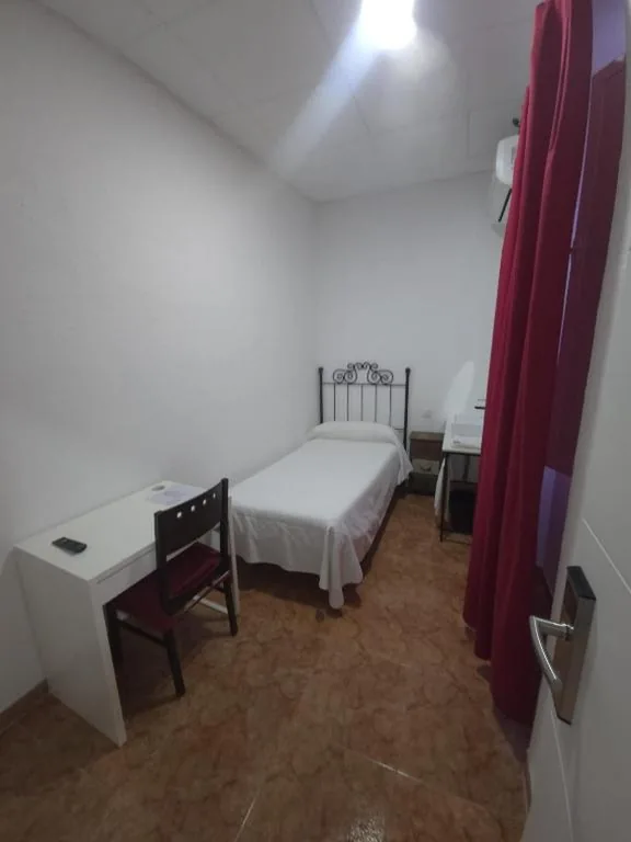 Camera singola con bagno condiviso — ROOMS Los MONTES