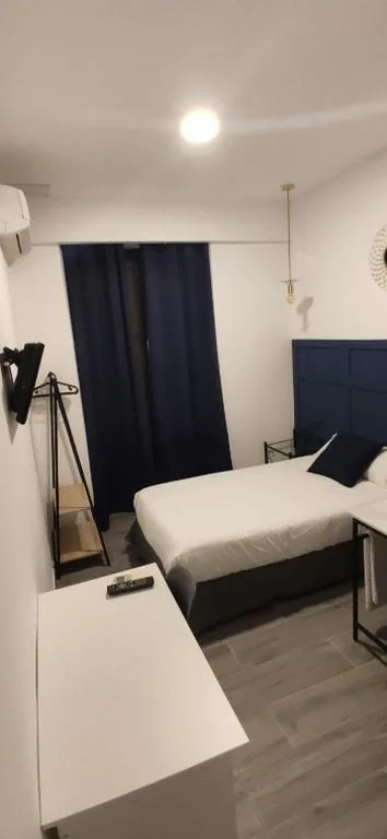 Camera singola con bagno privato — ROOMS Los MONTES