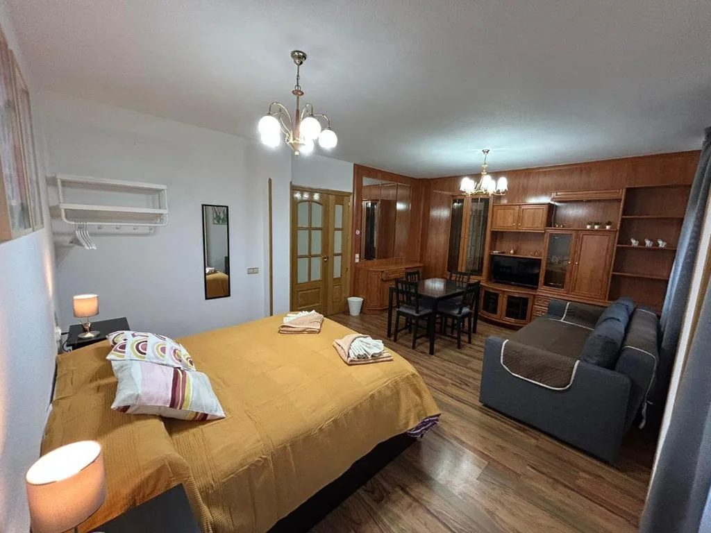 Camera quadrupla con bagno in comune — Rooms Pontones
