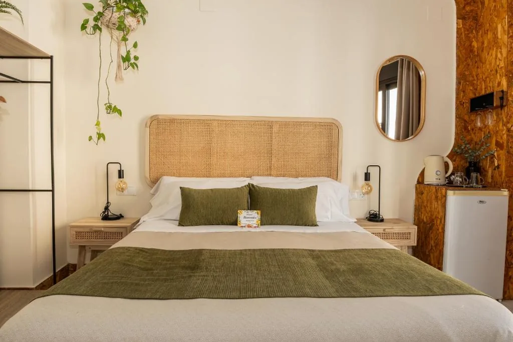 Zimmer mit großem Bett und Balkon — Rooms Vita