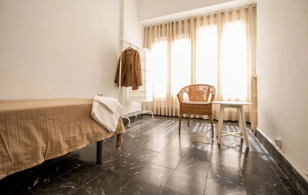 Habitación Individual con baño compartido — Rotaret