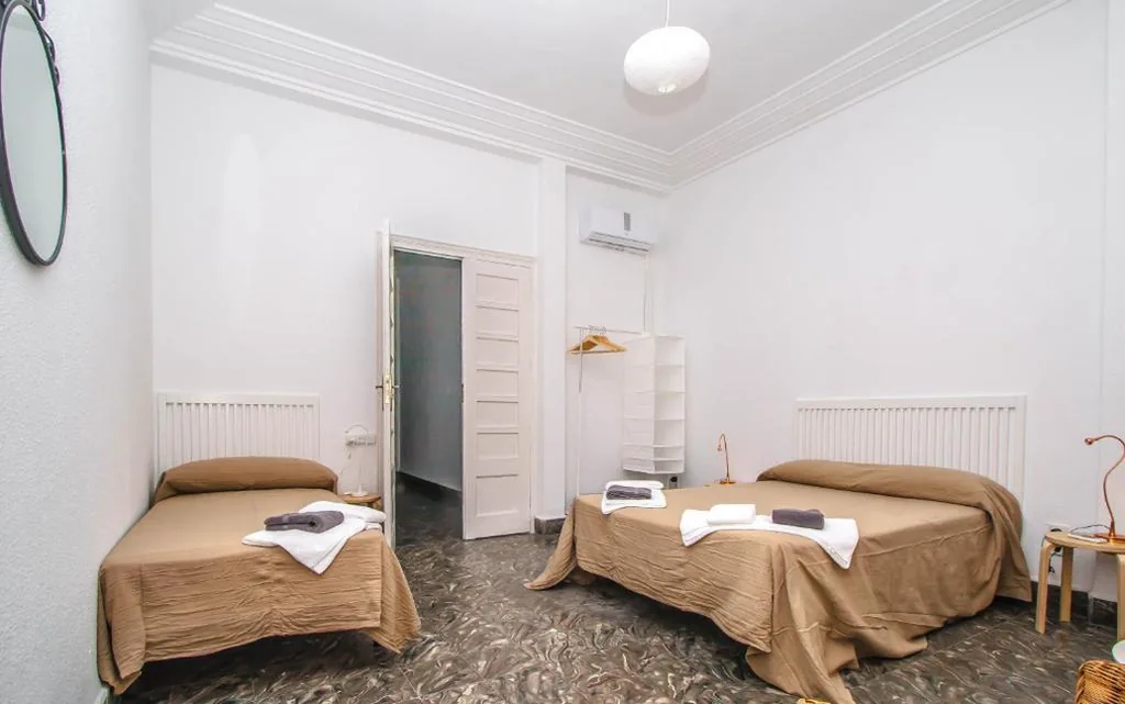 Habitación Triple con baño compartido — Rotaret
