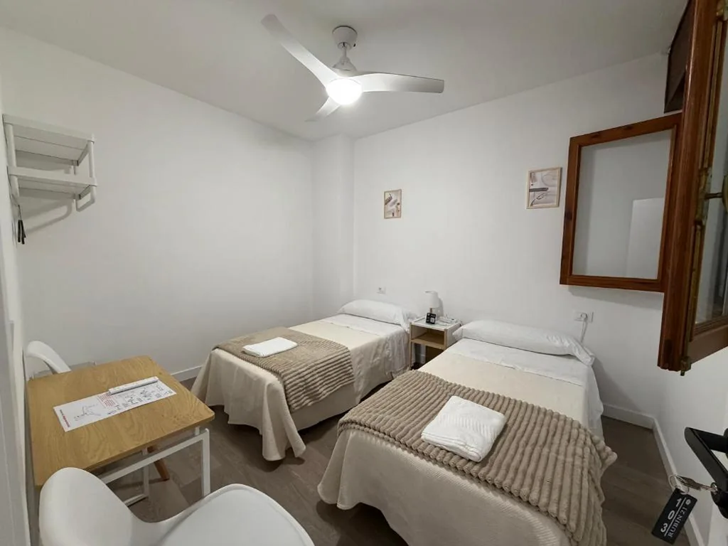 Chambre double avec salle de bains commune - 2 lits — Rubín 21