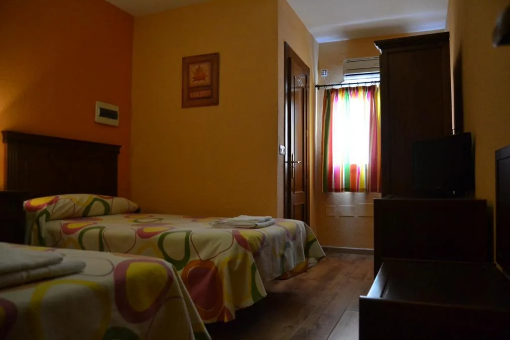 Twin Room with Private Bathroom — RURAL EL MAÑo