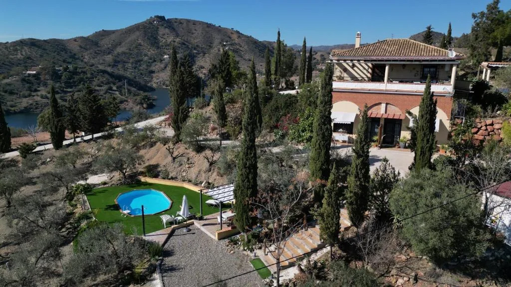 rural loft with pool views peaceful place near the center
