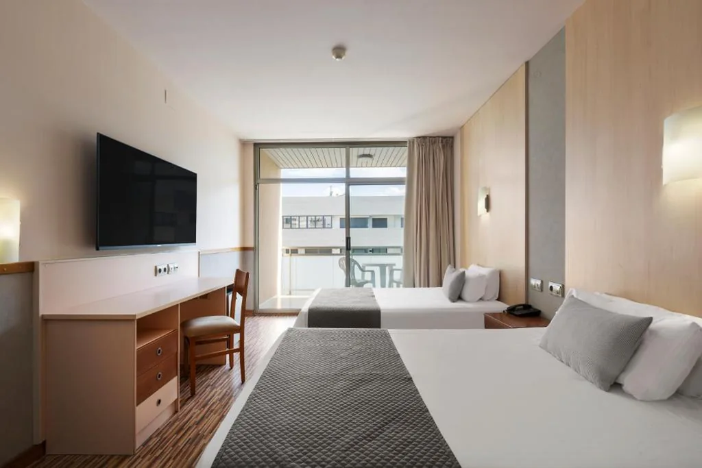 Vierpersoonskamer (2 volwassenen + 2 kinderen) — RVHotels Ametlla Mar