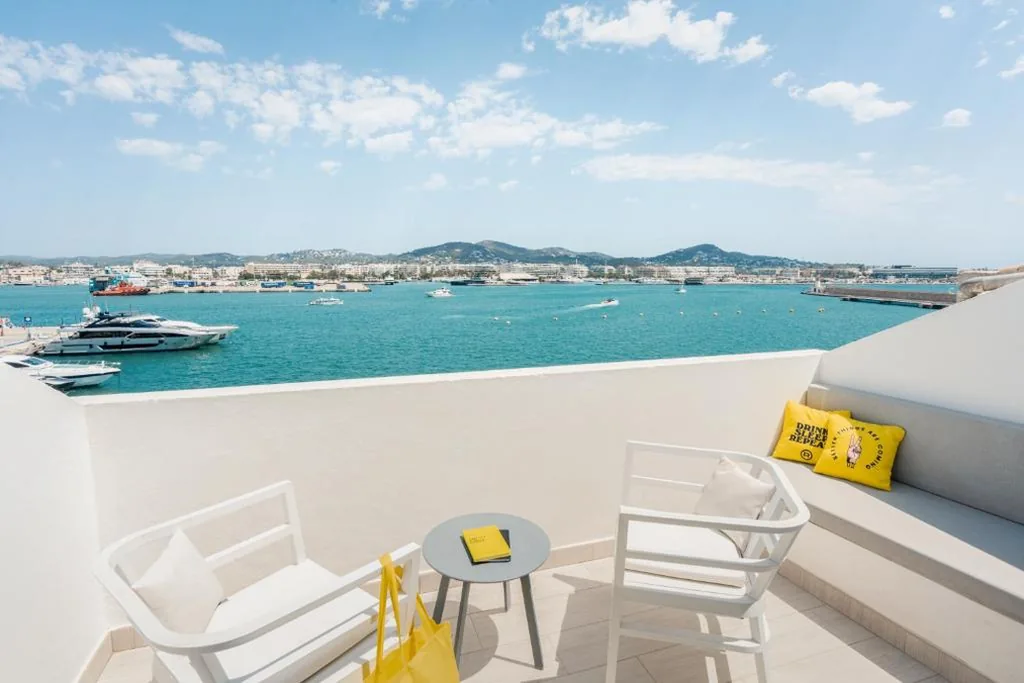 Chambre avec vue sur la mer - Mansardée — Ryans La Marina