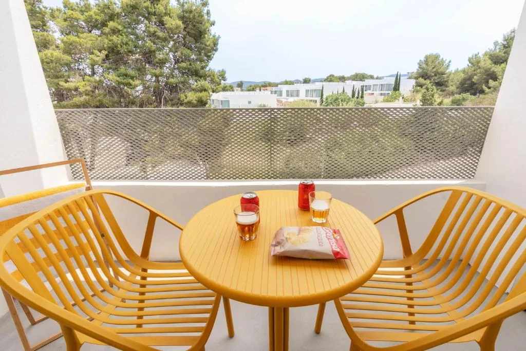 Habitación Superior con vistas laterales al mar — Ryans Lolas Ibiza - Adults Only