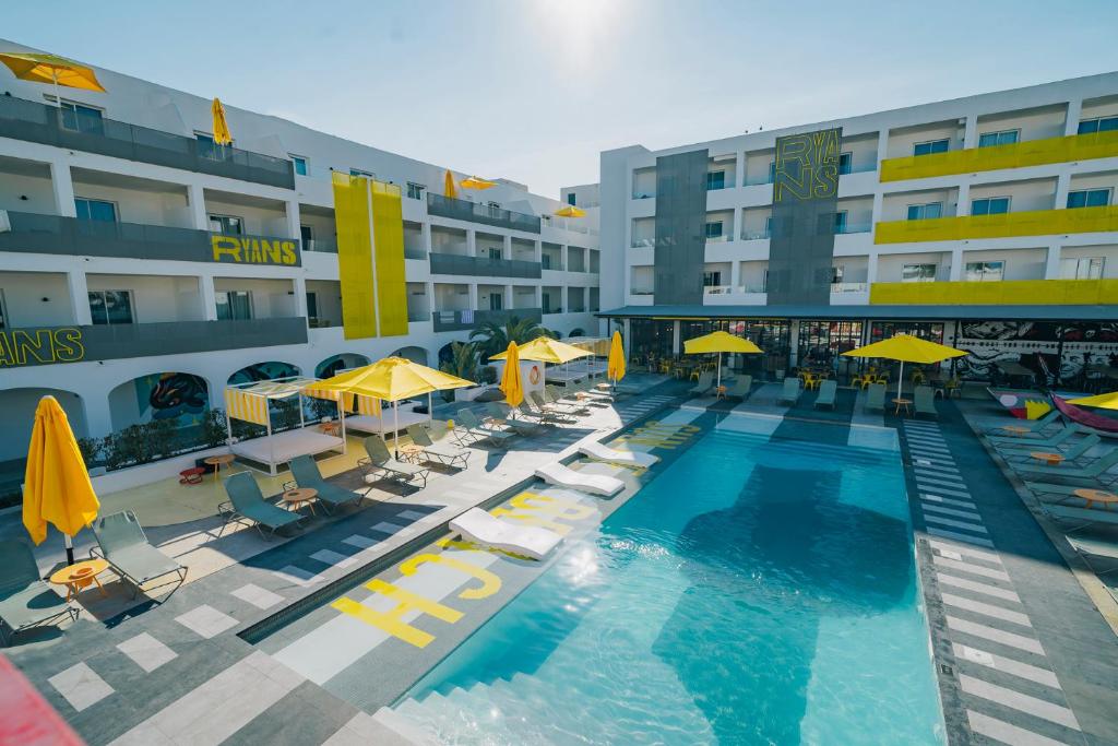Ryans Lolas Ibiza - Adults Only