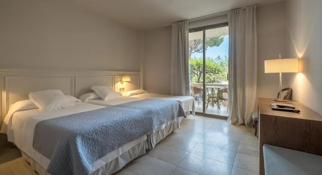 プールビュー・トリプルルーム — S'Agaró Hotel Spa & Wellness