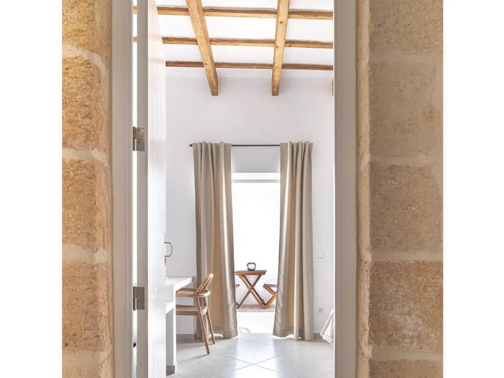 Habitación Doble con patio — S'Enclova Petit Hotel