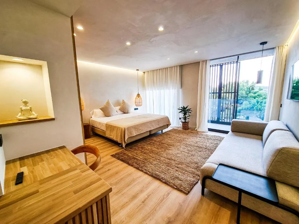 Suite met groot bed — S´Estancia Suites