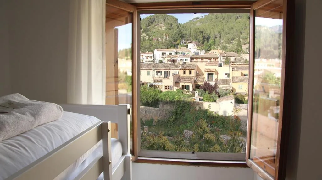 Bed in 10-Bed Mixed Dormitory Room — Sa Fita Backpackers - Albergue Juvenil