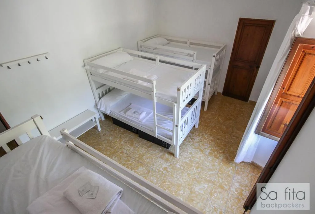 Bed in 6-Bed Mixed Dormitory Room — Sa Fita Backpackers - Albergue Juvenil