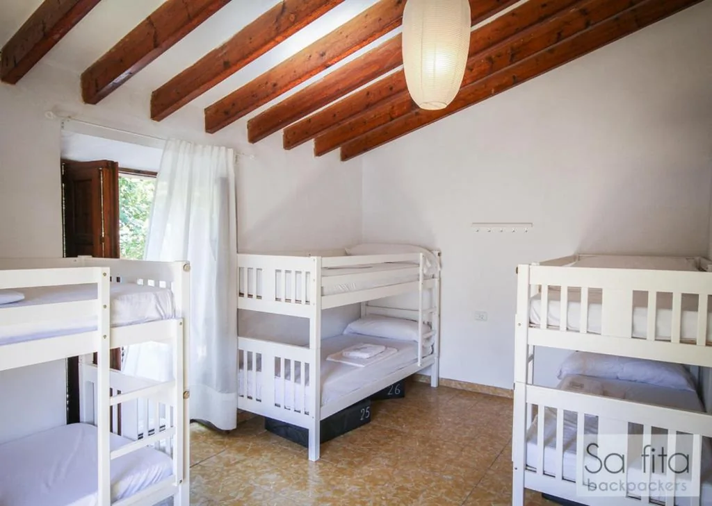 Bed in 6-Bed Mixed Dormitory Room — Sa Fita Backpackers - Albergue Juvenil
