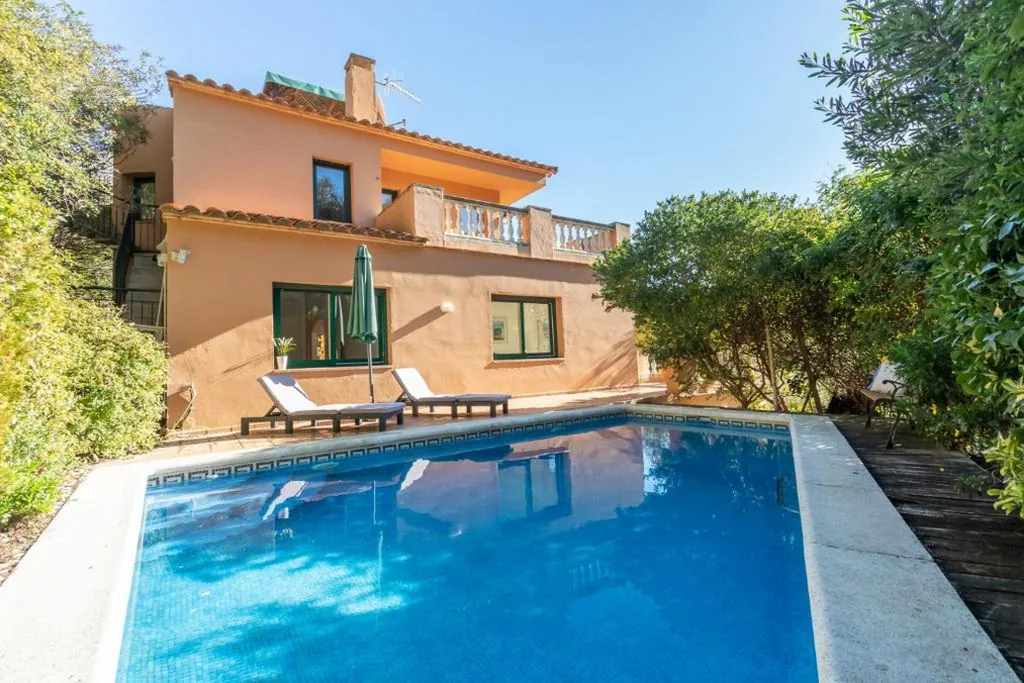 Villa — Sa Riera: Vistas Piscina y Playa a pie