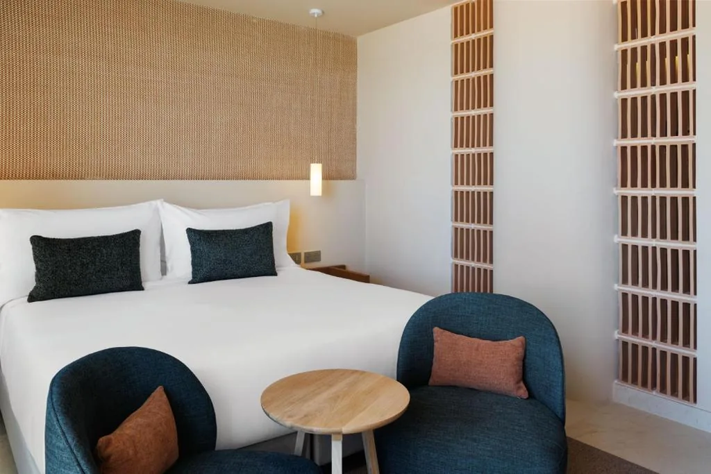 Habitación con cama extragrande, balcón y vistas parciales al mar — Sabatic Formentera Autograph Collection