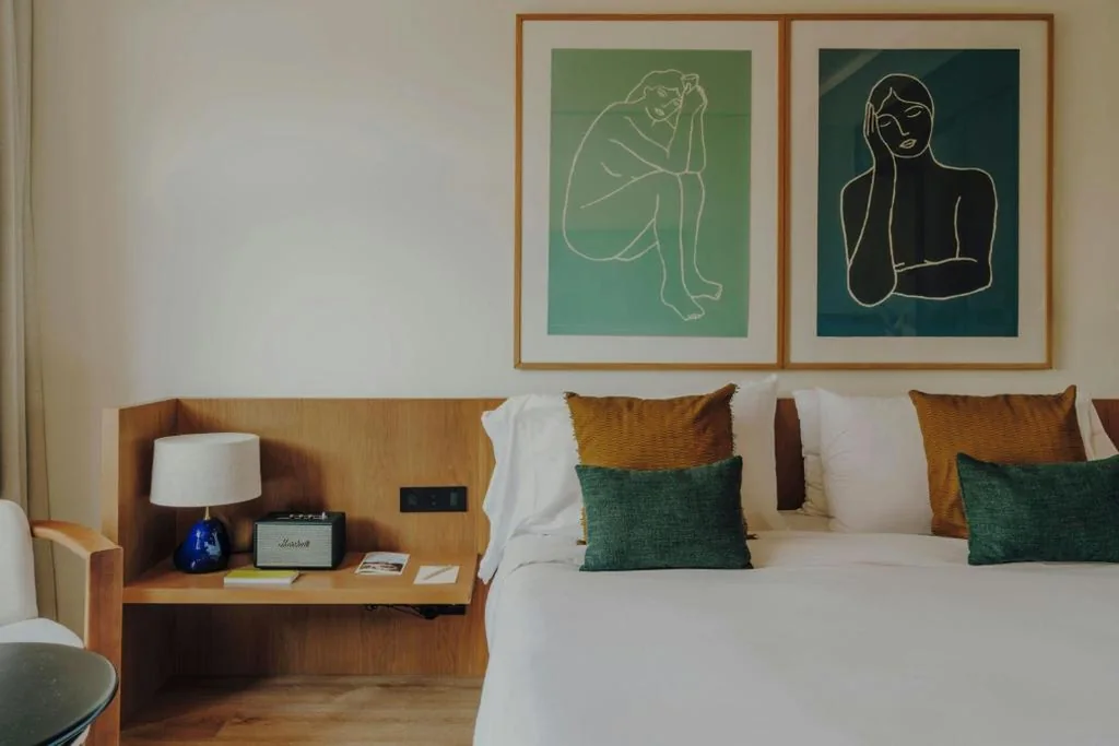Habitación Premium con vistas y acceso al jardín - Cama extragrande — Sabàtic Gavà Mar, Barcelona, a Tribute Portfolio Hotel