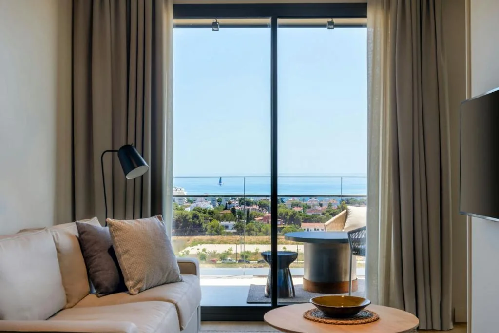 Suite de 2 dormitorios con balcón y vistas al mar — Sabàtic Sitges Hotel, Autograph Collection